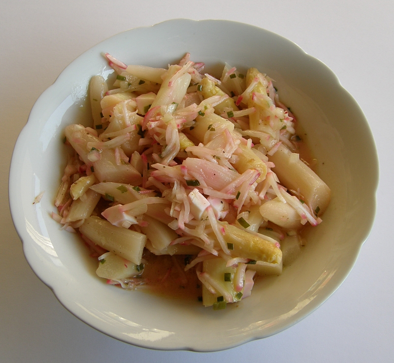 Spargel-Radieschen-Salat in der Schssel