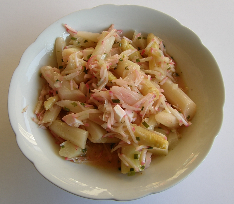 Spargel-Radieschen-Salat in der Schssel