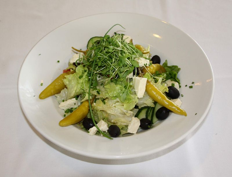 IMG_0095 Salat mit Peperoni, Schafskäse und Oliven